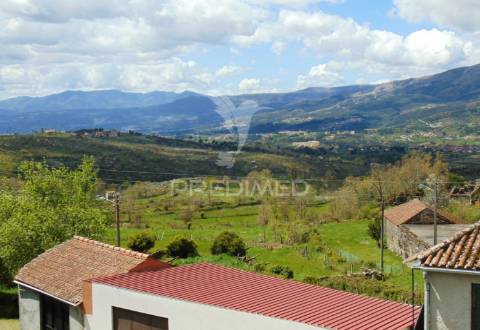 Casa em pedra para recuperação total em vila meã / vila real