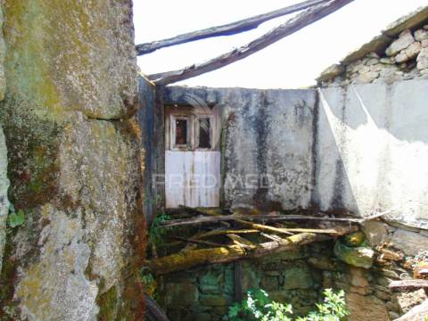 Casa em pedra para recuperação total em vila meã / vila real