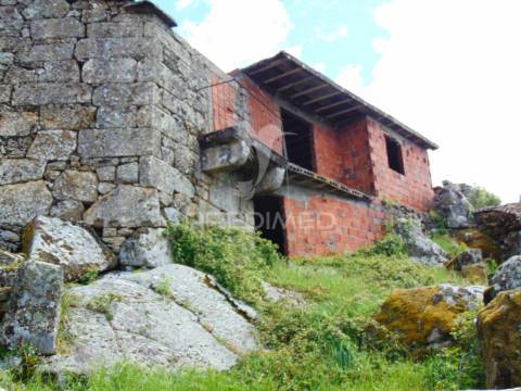 Casa em pedra para recuperação total em vila meã / vila real