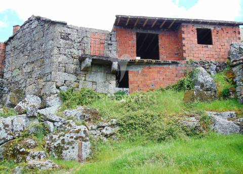 Casa em pedra para recuperação total em vila meã / vila real