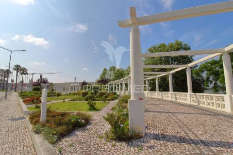 Bar/cafetaria com esplanada no centro de vagos
