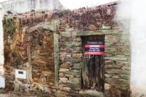 Casa em pedra xisto p/ recuperar - vila real