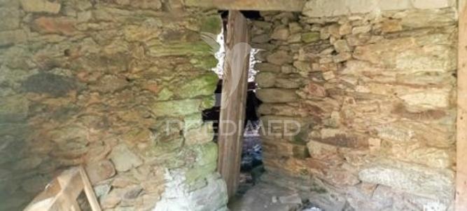 Casa em pedra xisto p/ recuperar - vila real