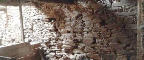 Casa em pedra xisto p/ recuperar - vila real