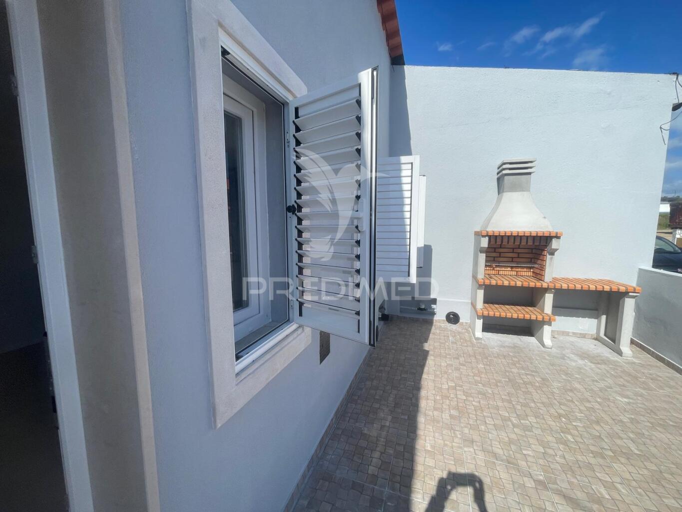 Moradia em banda v3 totalmente remodelada à venda setubal