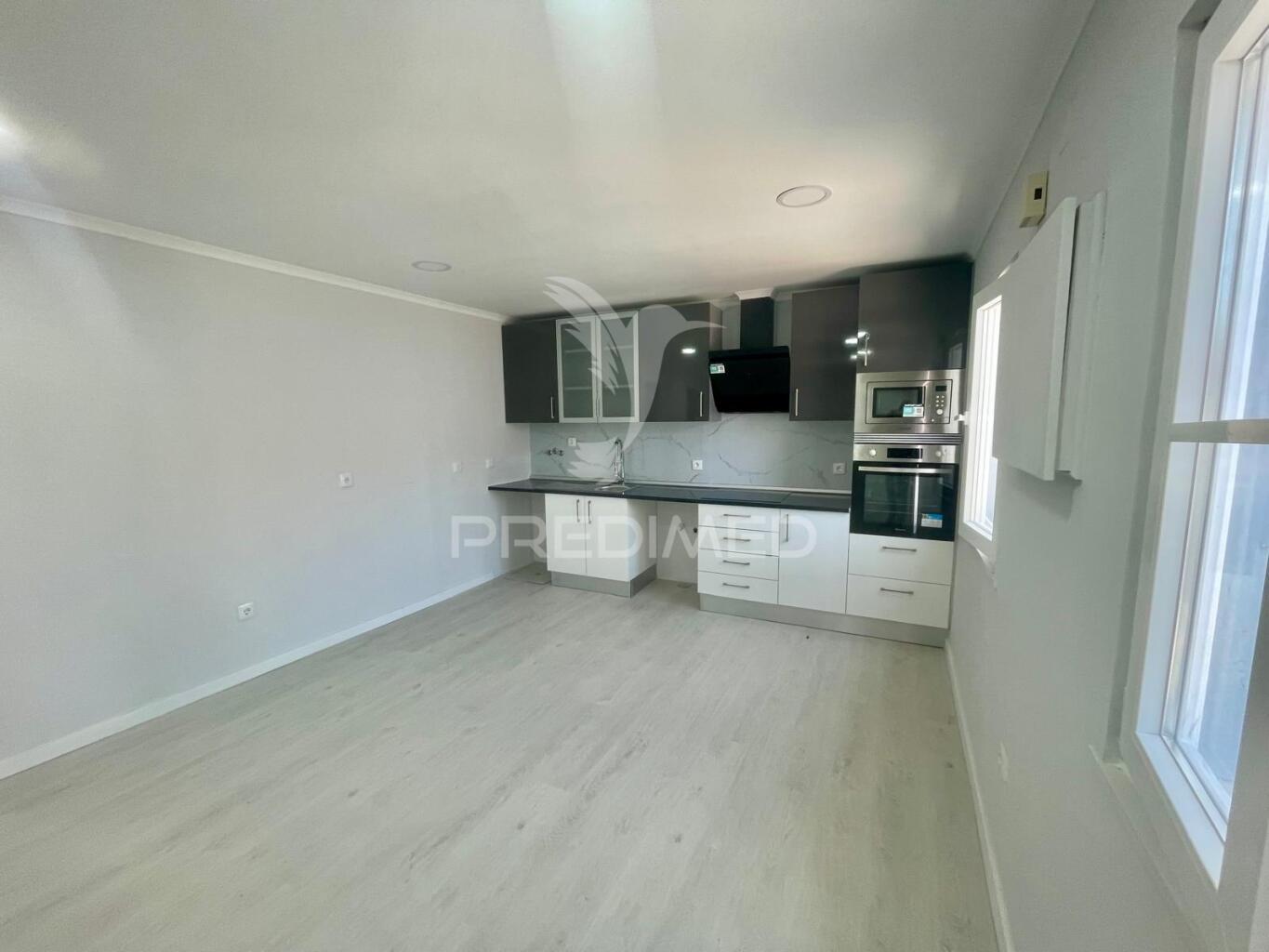 Moradia em banda v3 totalmente remodelada à venda setubal