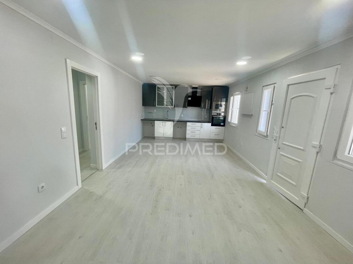 Moradia em banda v3 totalmente remodelada à venda setubal