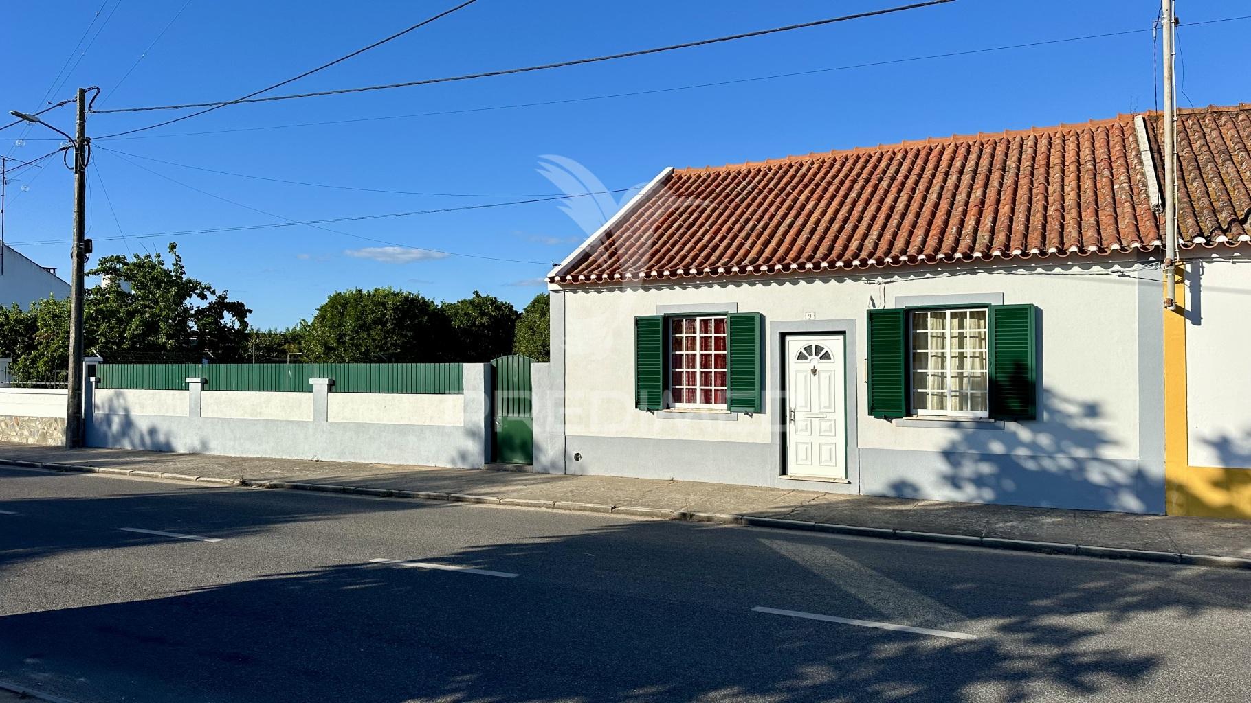 Moradiat3 c/ logradouro anexo e garagem