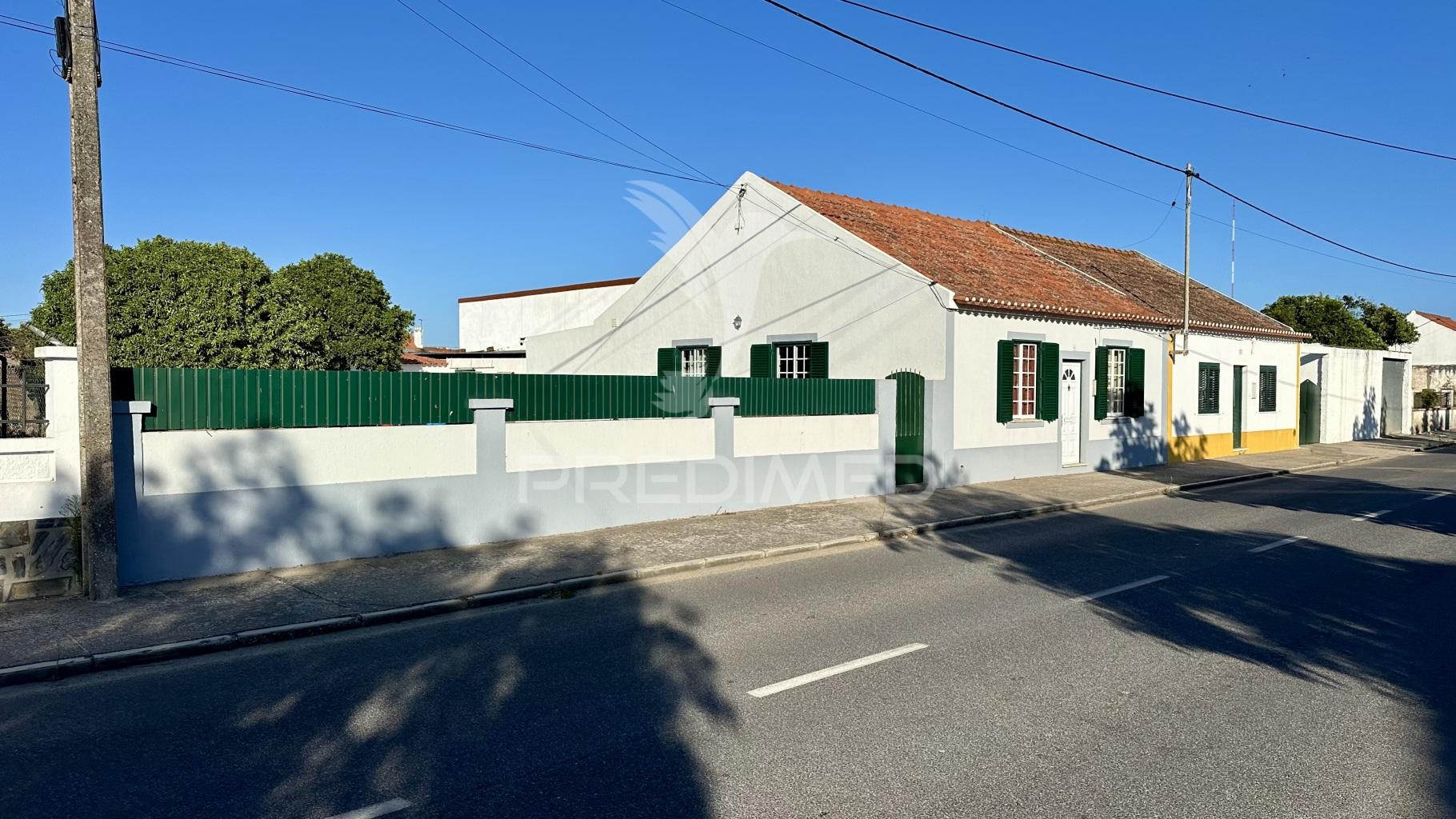 Moradiat3 c/ logradouro anexo e garagem