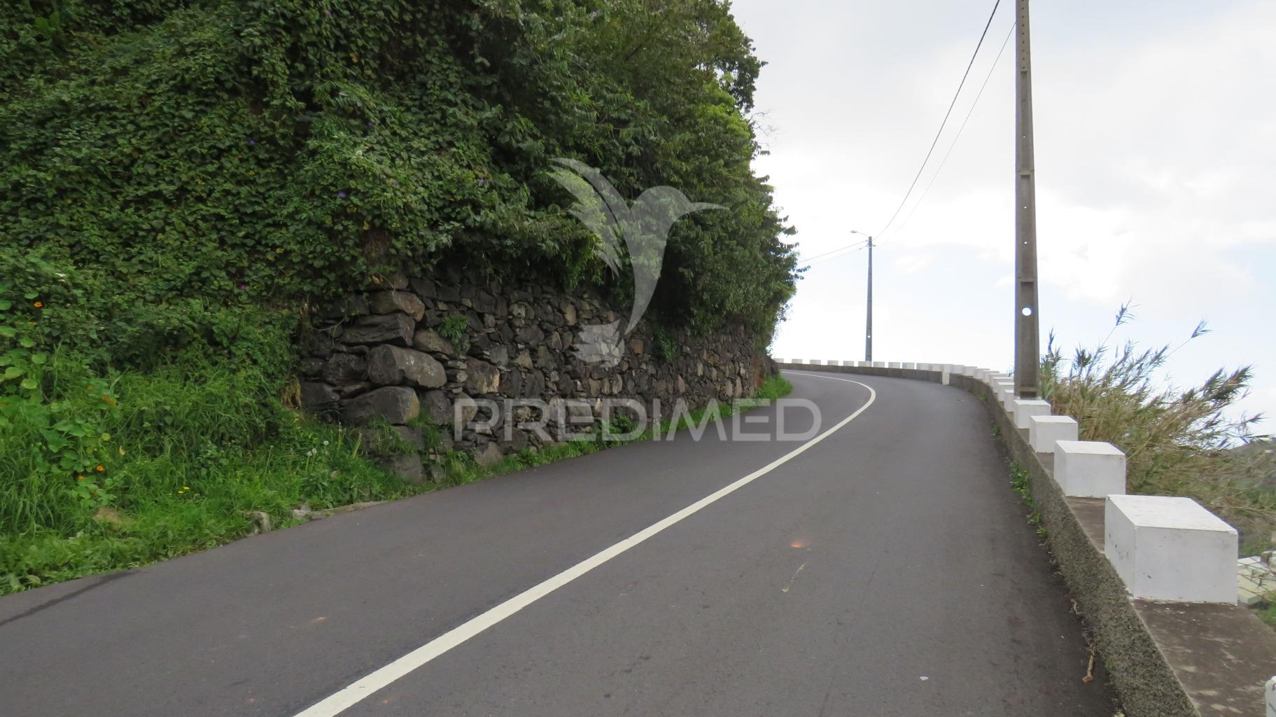 Terreno  com 2.387m2 no estreito de câmara de lobos