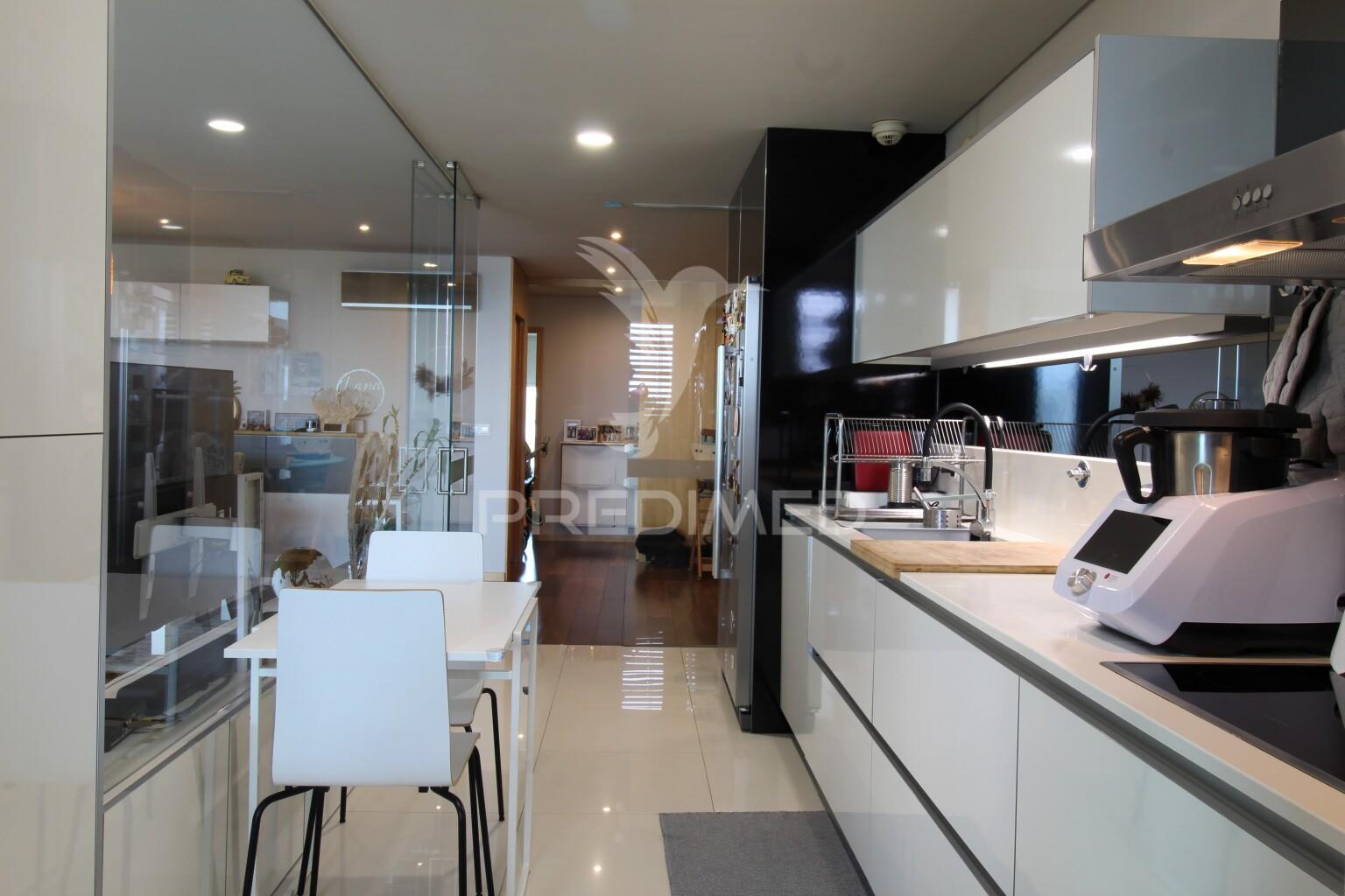 Apartamento t3 com suíte, varandas e garagem para 2 carros no centro de aveiro