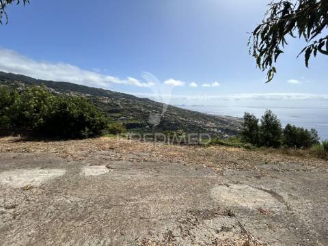 Terreno com 13.300m² em santa cruz – vistas panorâmicas de mar e serra