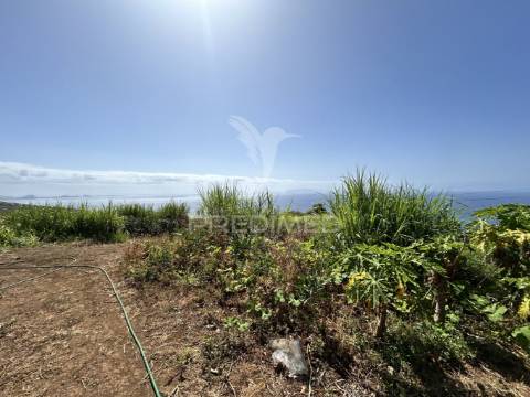 Terreno com 13.300m² em santa cruz – vistas panorâmicas de mar e serra