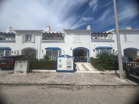 Moradia em banda t4 com logradouro e garagem