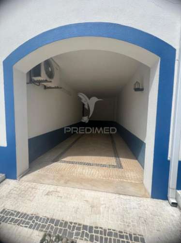 Moradia em banda t4 com logradouro e garagem