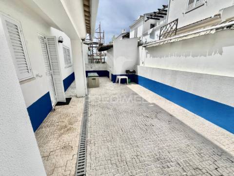 Moradia em banda t4 com logradouro e garagem