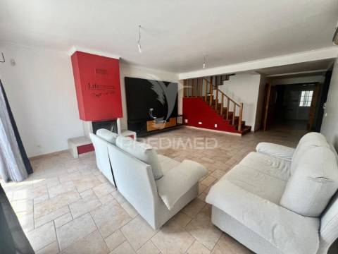 Moradia em banda t4 com logradouro e garagem