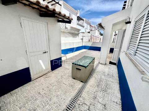 Moradia em banda t4 com logradouro e garagem