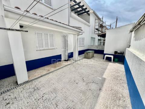 Moradia em banda t4 com logradouro e garagem