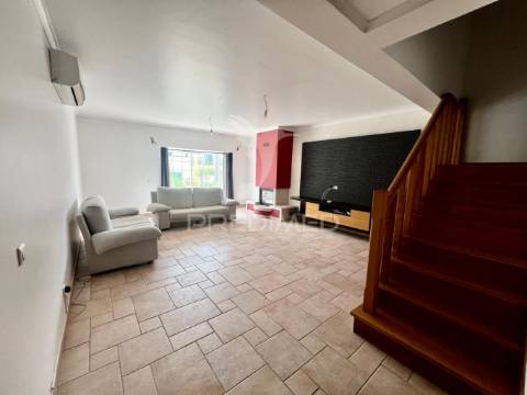 Moradia em banda t4 com logradouro e garagem