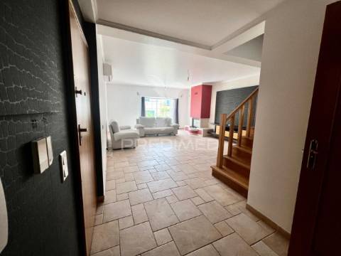 Moradia em banda t4 com logradouro e garagem