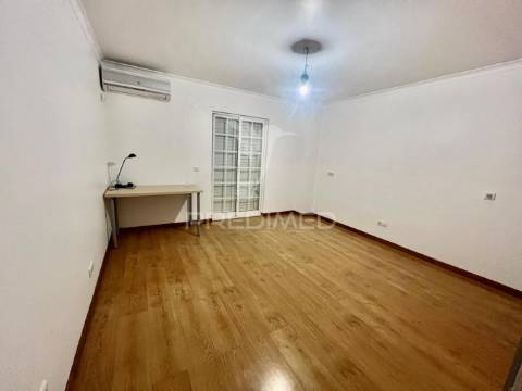 Moradia em banda t4 com logradouro e garagem