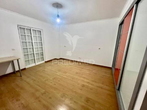 Moradia em banda t4 com logradouro e garagem