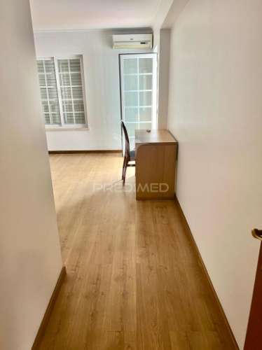 Moradia em banda t4 com logradouro e garagem