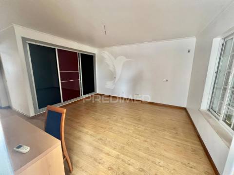 Moradia em banda t4 com logradouro e garagem