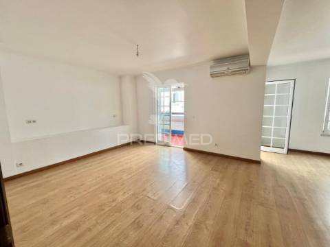 Moradia em banda t4 com logradouro e garagem