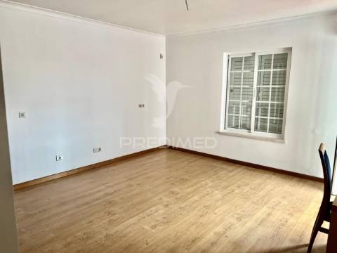 Moradia em banda t4 com logradouro e garagem