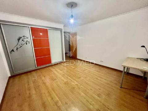 Moradia em banda t4 com logradouro e garagem