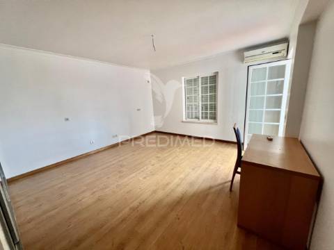 Moradia em banda t4 com logradouro e garagem