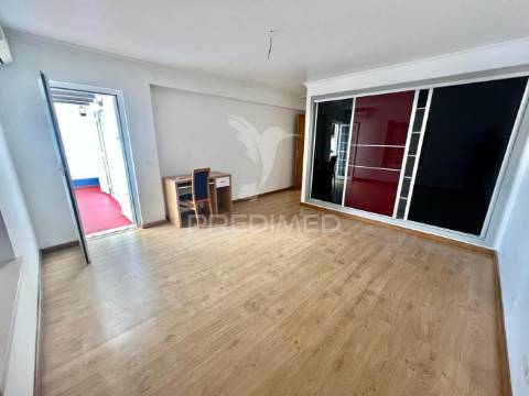 Moradia em banda t4 com logradouro e garagem