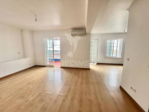 Moradia em banda t4 com logradouro e garagem