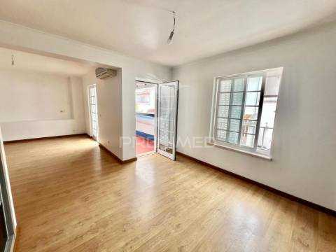 Moradia em banda t4 com logradouro e garagem