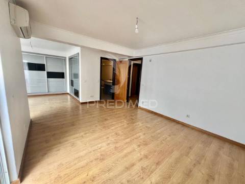 Moradia em banda t4 com logradouro e garagem