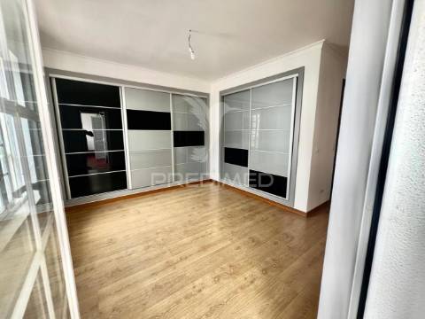 Moradia em banda t4 com logradouro e garagem