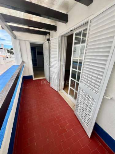 Moradia em banda t4 com logradouro e garagem