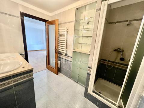 Moradia em banda t4 com logradouro e garagem