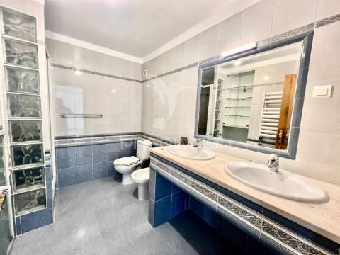 Moradia em banda t4 com logradouro e garagem