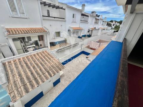 Moradia em banda t4 com logradouro e garagem