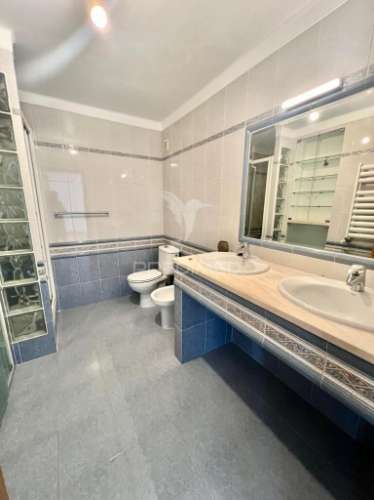 Moradia em banda t4 com logradouro e garagem