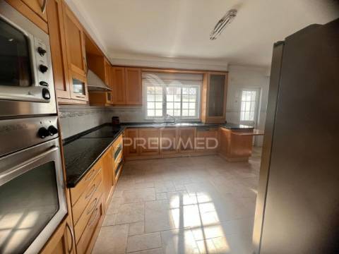 Moradia em banda t4 com logradouro e garagem