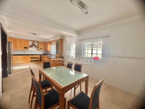 Moradia em banda t4 com logradouro e garagem