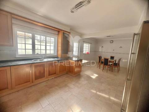 Moradia em banda t4 com logradouro e garagem