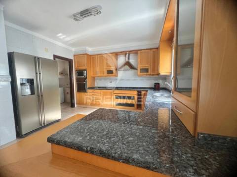 Moradia em banda t4 com logradouro e garagem