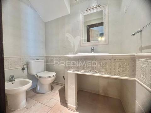 Moradia em banda t4 com logradouro e garagem