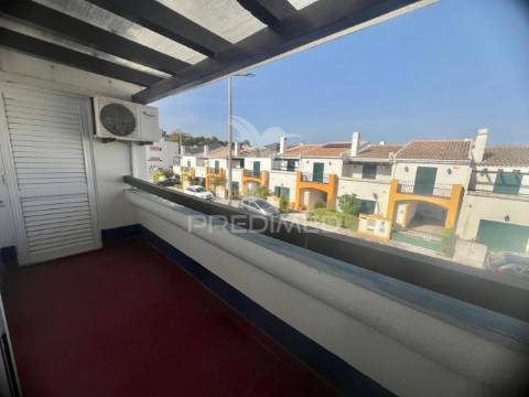 Moradia em banda t4 com logradouro e garagem