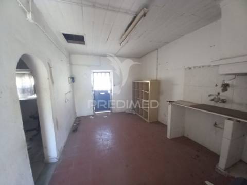 Moradia térrea t1 + logradouro santo antónio da charneca